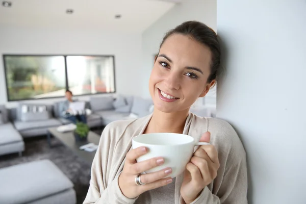 Vrouw die thee drinkt — Stockfoto