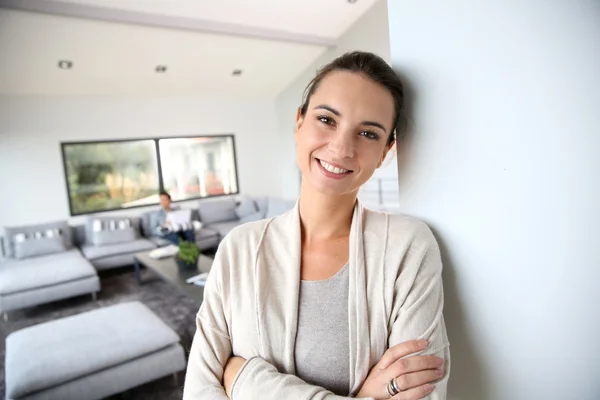 Lächelnde Frau im Wohnzimmer — Stockfoto