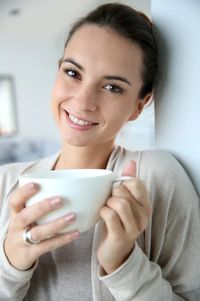 Vrouw die thee drinkt — Stockfoto