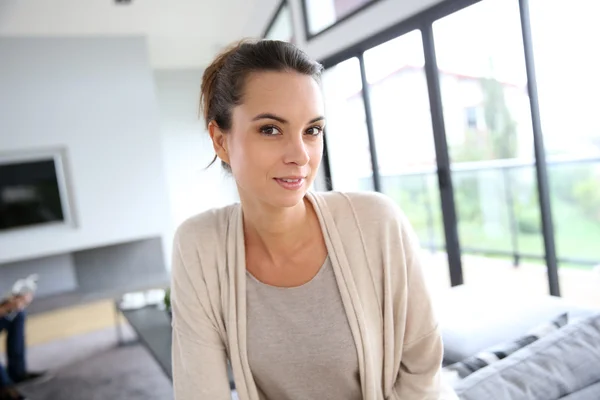 Frau im Wohnzimmer — Stockfoto