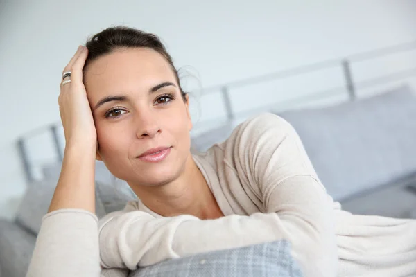 Wunderschöne Frau zu Hause — Stockfoto