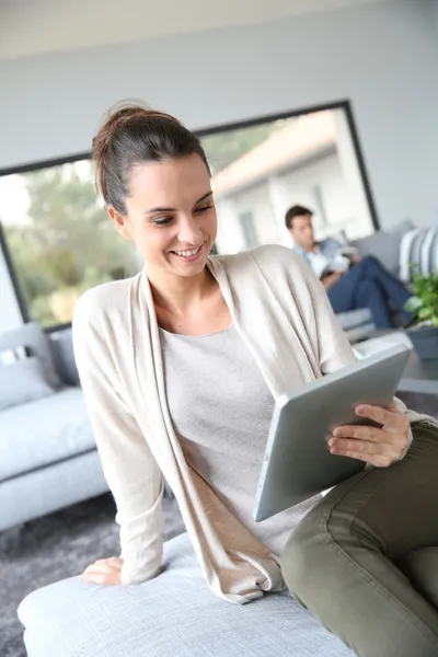 Mujer alegre con tableta — Foto de Stock