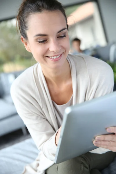 Usmívající se žena s tabletem — Stock fotografie