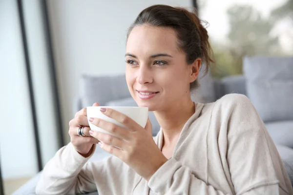 Mulher sorridente com xícara de chá — Fotografia de Stock