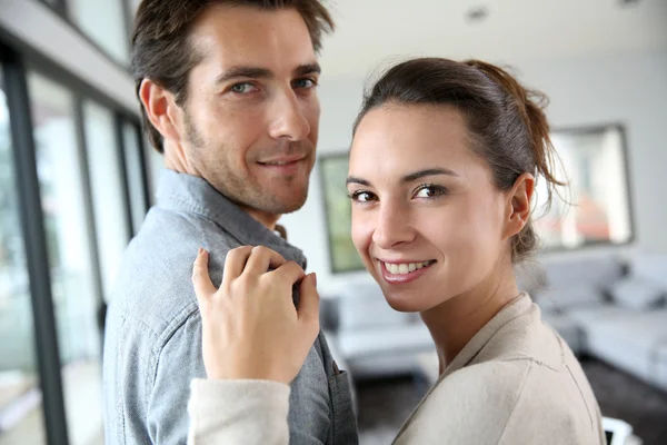 Casal feliz em casa — Fotografia de Stock