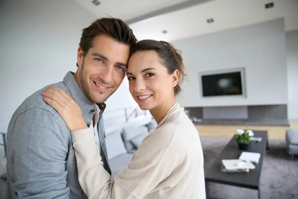 Casal abraçando uns aos outros — Fotografia de Stock