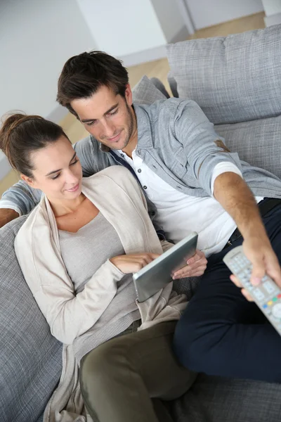 Couple on couch — Stock Photo, Image
