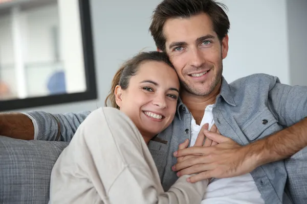 Casal em casa — Fotografia de Stock