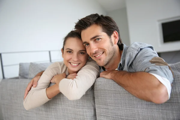 Smilng couple at home — Stock Photo, Image