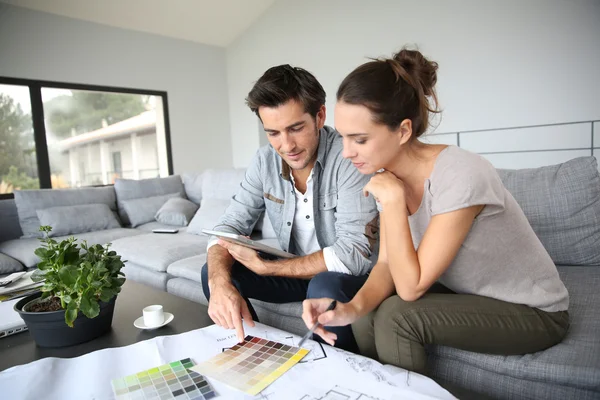 Een paar thuis. — Stockfoto