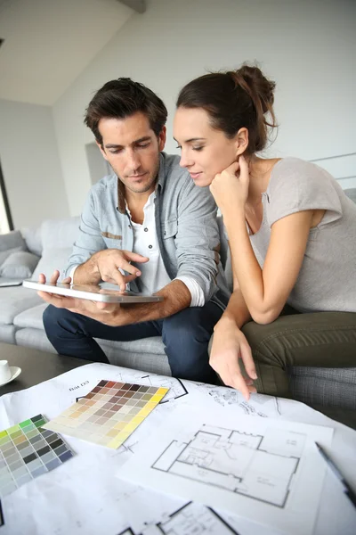 Pareja en casa — Foto de Stock