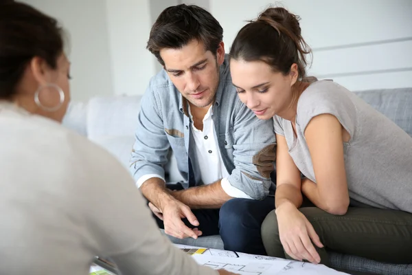 Couple meeting architect — Stock Photo, Image