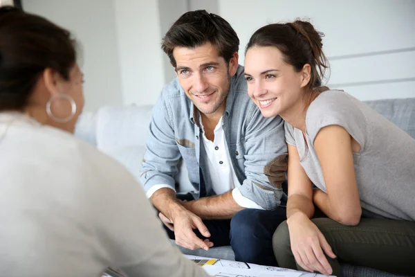 Couple meeting architect — Stock Photo, Image