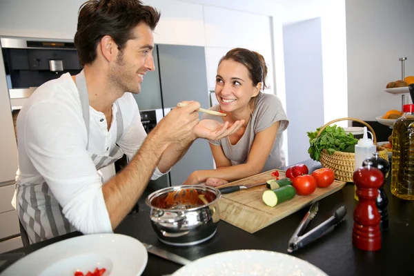 Marido e esposa na cozinha — Fotografia de Stock