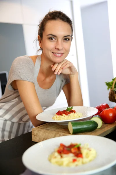 Smiling woman preparing pasta — Stock Photo, Image