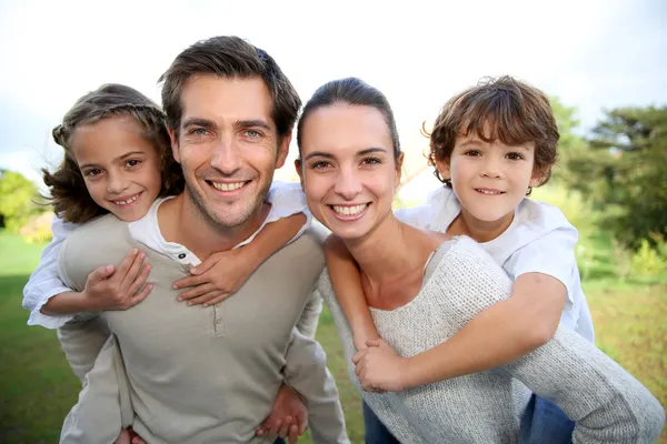 Pais com filhos — Fotografia de Stock