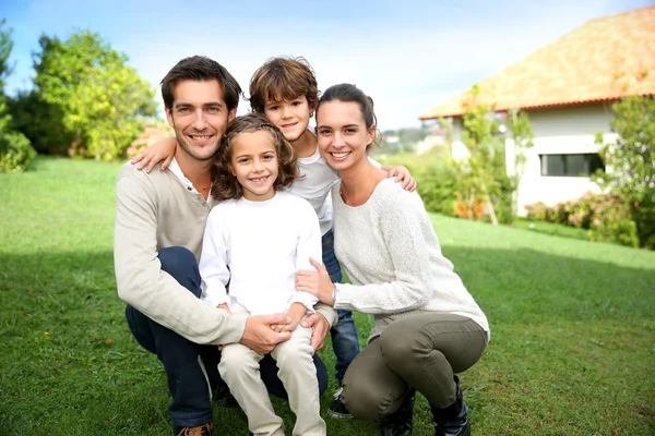 Famille souriante — Photo