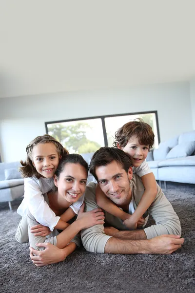 Famiglia su moquette — Foto Stock