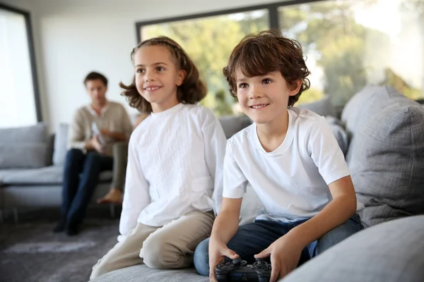 Kinderen, afspelen van video game — Stockfoto