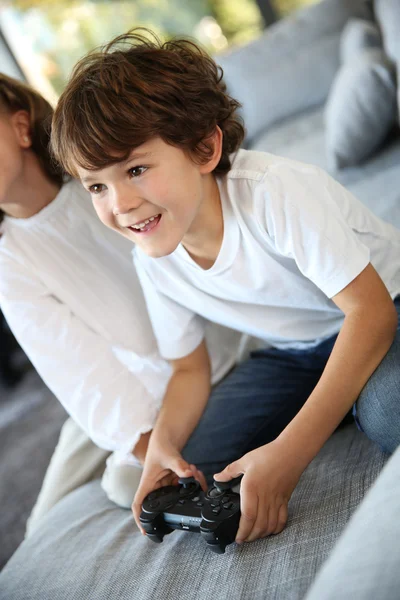 Pojke spelar TV-spel — Stockfoto