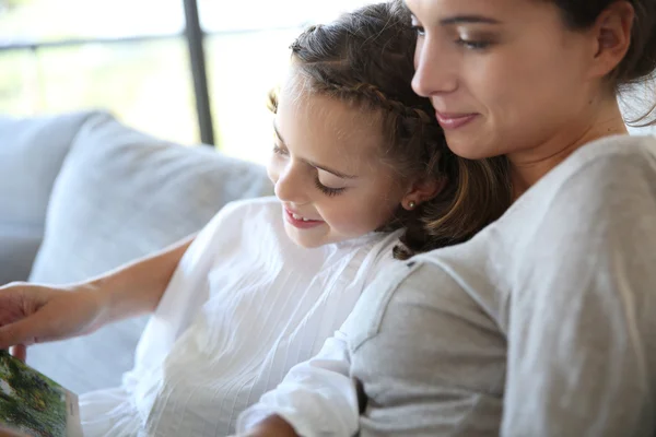 Mutter und Tochter lesen Buch — Stockfoto