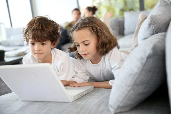 Crianças brincando com laptop — Fotografia de Stock