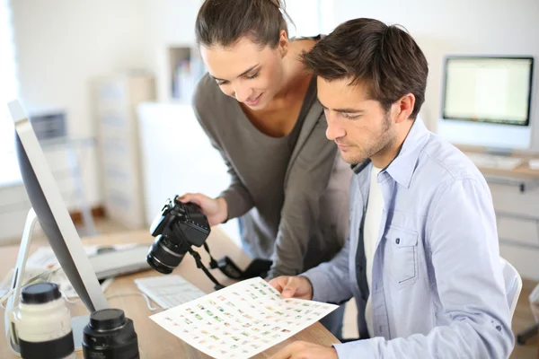 Foto reporter i office — Stockfoto