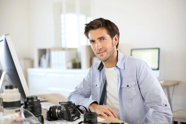 Lächelnder Fotograf im Amt — Stockfoto