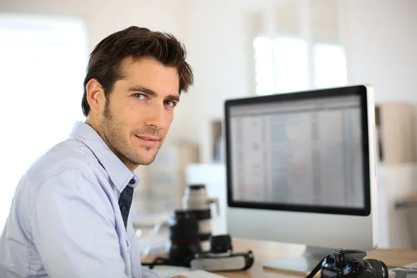 Fotograaf in office — Stockfoto