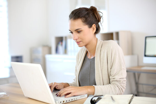 Женщина, работающая на ноутбуке