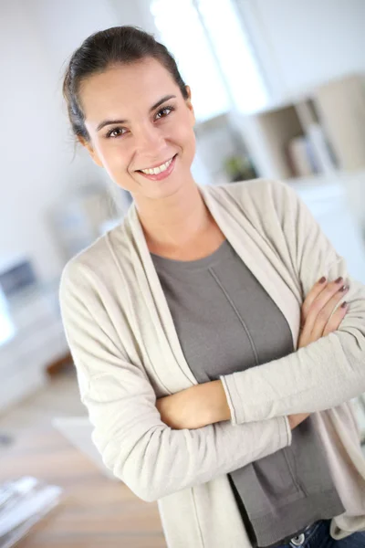 Leende kvinna i ämbetet — Stockfoto