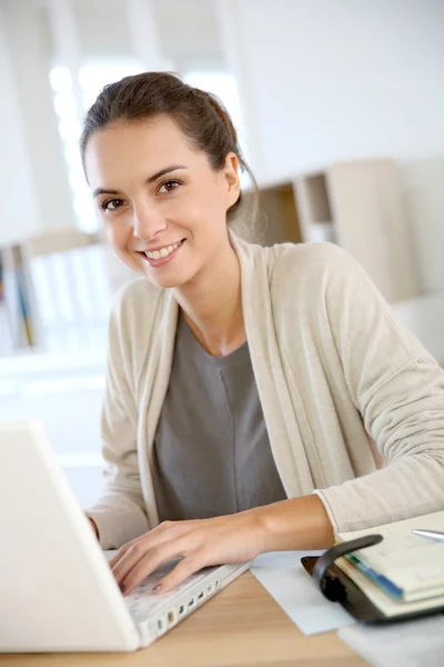 Vrouw werkt op laptop — Stockfoto