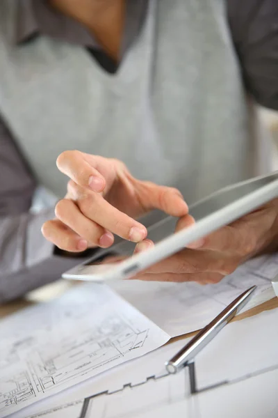 Mano utilizzando tablet digitale — Foto Stock