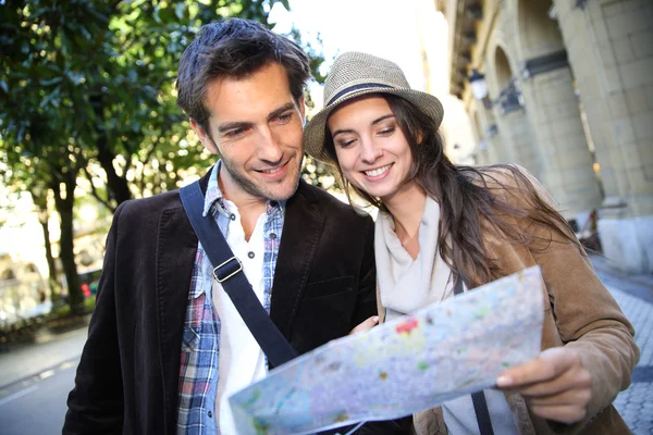 Turistas con mapa — Foto de Stock