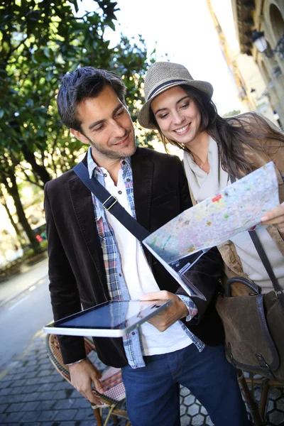 Turistler şehre yürüme — Stok fotoğraf