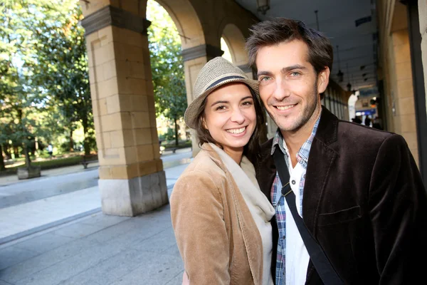 Cheerful couple in town — Stock Photo, Image