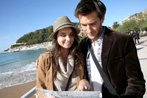 Couple looking at map — Stock Photo, Image