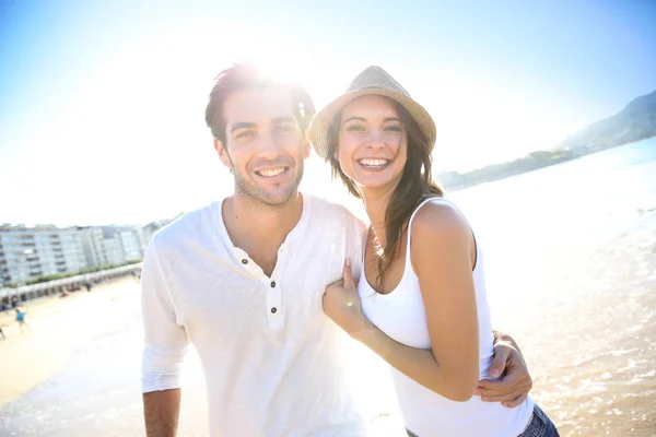 Casal feliz na praia — Fotografia de Stock