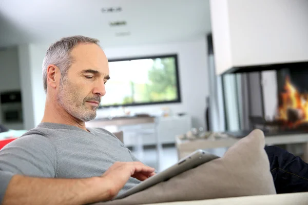 Reifer Mann mit Tablette — Stockfoto