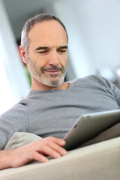 Uomo guardando tablet — Foto Stock