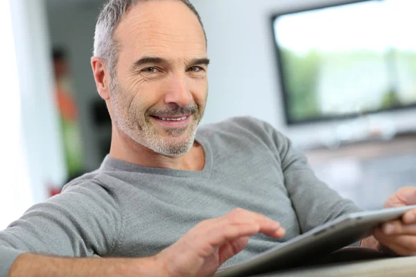 Man med tablett — Stockfoto