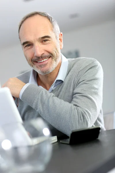 Volwassen man aan het werk met laptop — Stockfoto