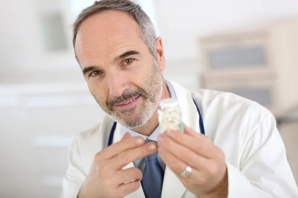 Doctor holding box of pills — Stock Photo, Image