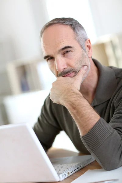 Uomo anziano che lavora con il computer portatile — Foto Stock