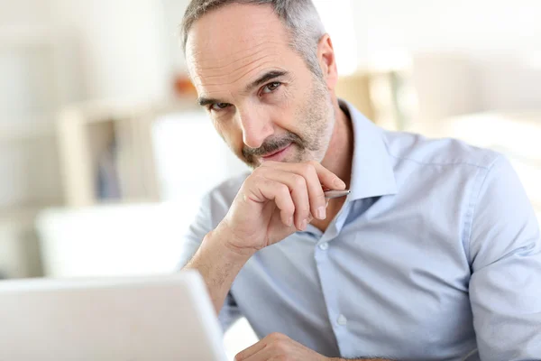 Affärsman tittar på kameran — Stockfoto