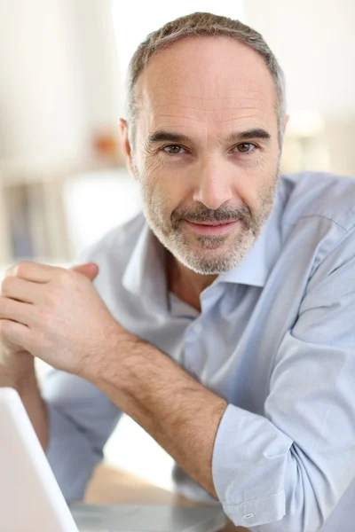 Zakenman werkt aan laptop — Stockfoto