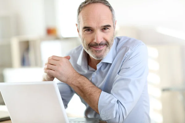 Homem de negócios com laptop — Fotografia de Stock