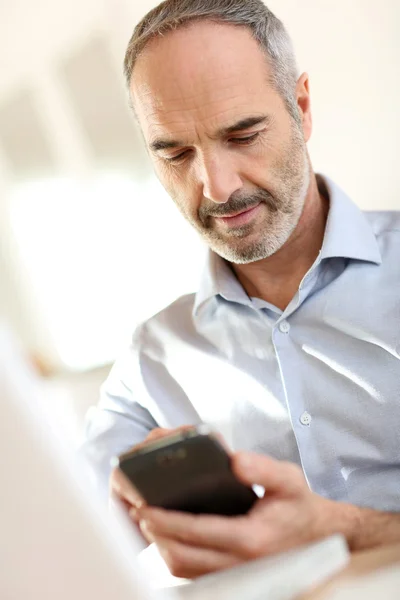 Homem de negócios usando smartphone — Fotografia de Stock