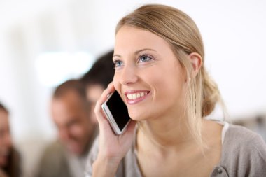 cep telefonu kullanarak çekici öğrenci