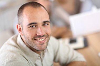 gülümseyen iş adamı